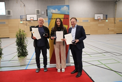 Verbreitungsgebiet der WN: Elissa Alters und Trainer Reinhard Wittland vom TV Westfalia 07 Epe nahmen - auch stellvertretend für die geehrten Teammitglieder Franziska Dinkelborg sowie Fabiane und Pauline Meyer - die Auszeichnungen von Landrat Dr. Kai Zwicker (rechts) entgegen  