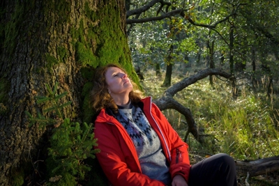 Den Wald achtsam mit allen Sinnen genießen bei der Naturparkführung am 13. Mai in Hemer. Foto: Klaus-Kappest/ Sauerland-Tourismus 