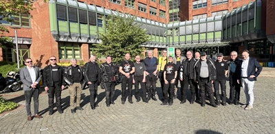 Landrat Dr. Kai Zwicker (rechts) verabschiedete die Bikerinnen und Biker zusammen mit Dr. Gerd Eckstein vom Partnerschaftsfüro des Kreises Borken (links)