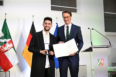 Senad Bajraj und Ministerpräsident Hendrik Wüst