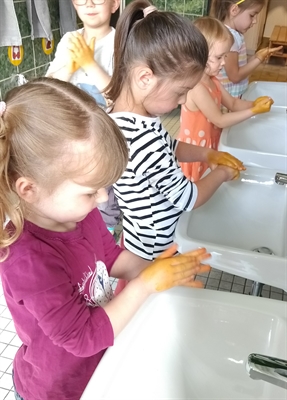 Lernen mit der Sauberzauber-Box in der Kita Sonnenland (2)