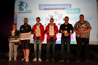Den 2. Platz beim Ehrenamtspreis NRW nahmen in Dusiburg entgegen: (v. li.) Katharina Elsing (Kinder- und Jugendförderung des Kreises Borken), Ole Hanke (Jugendrotkreuz), Justus Kaulingfrecks und Julian Venhues (DLRG), Tim Winking (Schützenjugend) und Daniel Bublitz (Naturschutzjugend). 