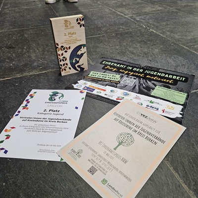 Das Projekt „Jung, engagiert, motiviert – Ehrenamt in der Jugendarbeit“ der Jugendvereine und -verbände im Kreis Borken haben jetzt den 2. Platz beim Ehrenamtspreis NRW des Verbandes engagierte Zivilgesellschaft (VEZ) 2024 in der Kategorie „Jugend“ gewonnen. 
