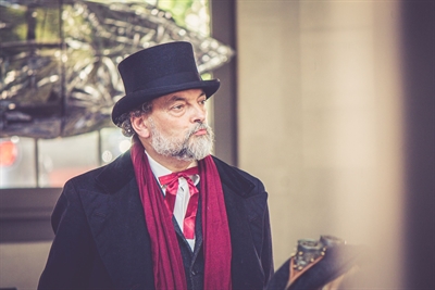 Harry Rischar moderiert und kommentiert als zeitreisender Jules Verne die Veranstaltung Anno Tuck auf der Burg Altena am ersten Augustwochenende. Foto: Harry Rischar