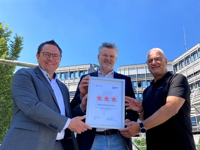 Landrat Marco Voge (1.v.l.) und Regionale-Beauftragter Frank Adler (1.v.r) gratulierten Stefan Schmidt, Geschäftsführer des Kunststoff-Instituts Lüdenscheid, zum dritten Stern der REGIONALE 2025 Südwestfalen. Das Projekt 