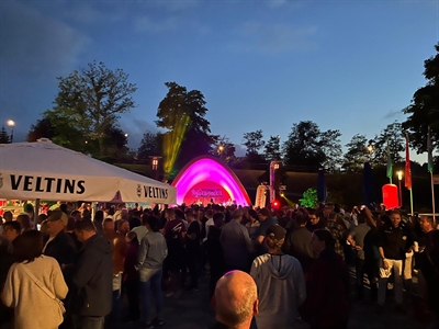 „RockaholiX“ sorgt für großartige Stimmung beim „Sparkassen Open Air“ im Aktiv- und Vitalpark Winterberg