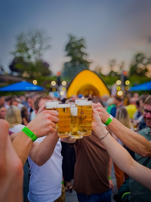 Über 500 Gäste feiern an der Musikmuschel ausgelassen mit.
