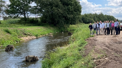So sieht die Berkel aus, wenn ein Querbauwerk entfernt wurde - Bildmitte Landrat Dr. Kai Zwicker, rechts daneben Vredens Bürgermeister Dr. Tom Tenostendarp