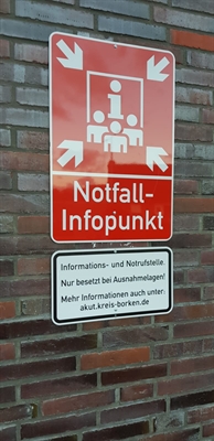 Beschilderung an einem Notfall-Infopunkt