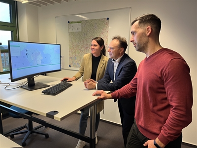 Landrat Dr. Kai Zwicker schaut sich gemeinsam mit Verena Wiggering (li.; Fachbereich Bauen, Wohnen und Immissionsschutz) und Stefan Menze (re.; Fachbereich Geoinformation und Liegenschaftskataster) die neue Funktion 