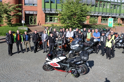 Auf dem Weg zur 24. Sternfahrt für Frieden, Demokratie und Toleranz“ am 10. Mai 2025 im mecklenburgischen Partnerkreis Ludwigslust-Parchim: Eine Bikerin und 19 Biker aus dem Kreis Borken wurden heute am Borkener Kreishaus mit den besten Wünschen für eine gute Fahrt verabschiedet. 