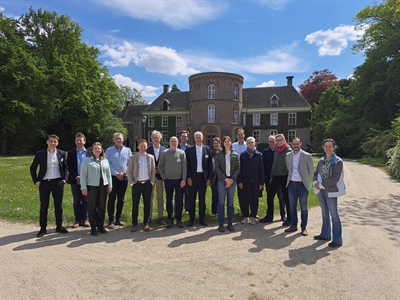 Gruppenbild der Teilnehmerinnen und Teilnehmer des Treffens der Grenzüberschreitenden Plattform für Regionale Wasserwirtschaft (GPRW), darunter Friedel Wielers (4.v.li.) und Benedikt Spieker (5.v.li) vom Kreis Borken. Foto: GPRW