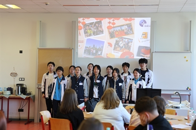 Schüler der Shanghai Economic Management School in Shanghai singen chinesisches Volkslied. Foto Lea Malzer - Kreis Unna