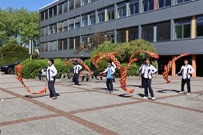 Schüler der Shanghai Economic Management School in Shanghai führen traditionellen Tanz auf. Foto Lea Malzer - Kreis Unna