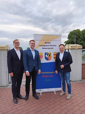 (v. li.) Landrat Stephan Siefken vom gastgebenden Landkreis Wesermarsch, Beigeordneter Lukas Völsch, 1. Stellvertreter des Landrates des Landkreises Ludwigslust-Parchim, und Landrat Dr. Kai Zwicker, Kreis Borken