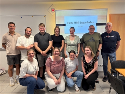 Vorbereitung für Gruppenstunden, Ferienfreizeiten und den Ehrenamtsalltag: Ehrenamtliche aus der Kinder- und Jugendarbeit in Heek haben jetzt einen „Crashkurs-Erste Hilfe“ absolviert. Mit dabei waren Sophia Heying (vorne, 2. von links) und Hannah Boland (vorne rechts) von der Fachabteilung Kinder- und Jugendförderung des Kreisjugendamtes Borken. 