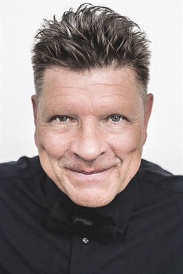 „Alles auf Knopfdruck“ lautet der Titel des Programms, mit dem Musikkabarettist Bruno 