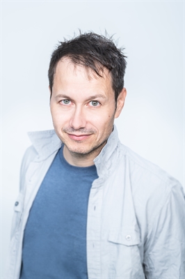 „Empirisch belegte Brötchen“ serviert am Freitag, 21.11., 20.00 Uhr Musikkabarettist Marco Tschirpke in der Kulturscheune Bad Sassendorf.
