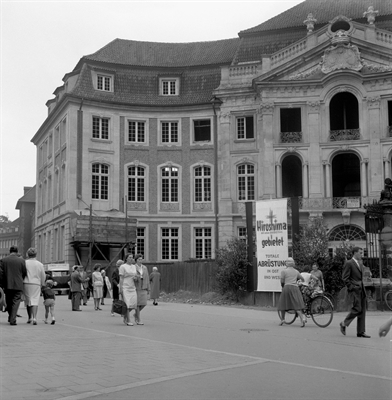 Plakat der Friedensbewegung am Erbdrostenhof
