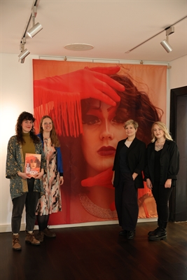 O, ihr Menschen im MHO Fotos Leonie Joost Foto5: 7191 (von li.: Drei Fotografinnen des index.kollektiv e. V. Dortmund Carmen Körner, Oxana Guryanova und Chayenne Freitag gemeinsam mit Kuratorin Sally Müller (2. von li.). Fotos Leonie Joost