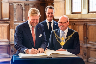 König Willem-Alexander trägt sich ins Goldene Buch ein