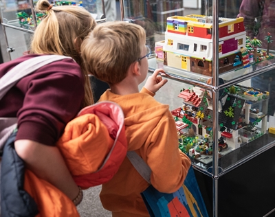 Modelle des Lego®-Bauwettbewerbs in der Stadtbücherei