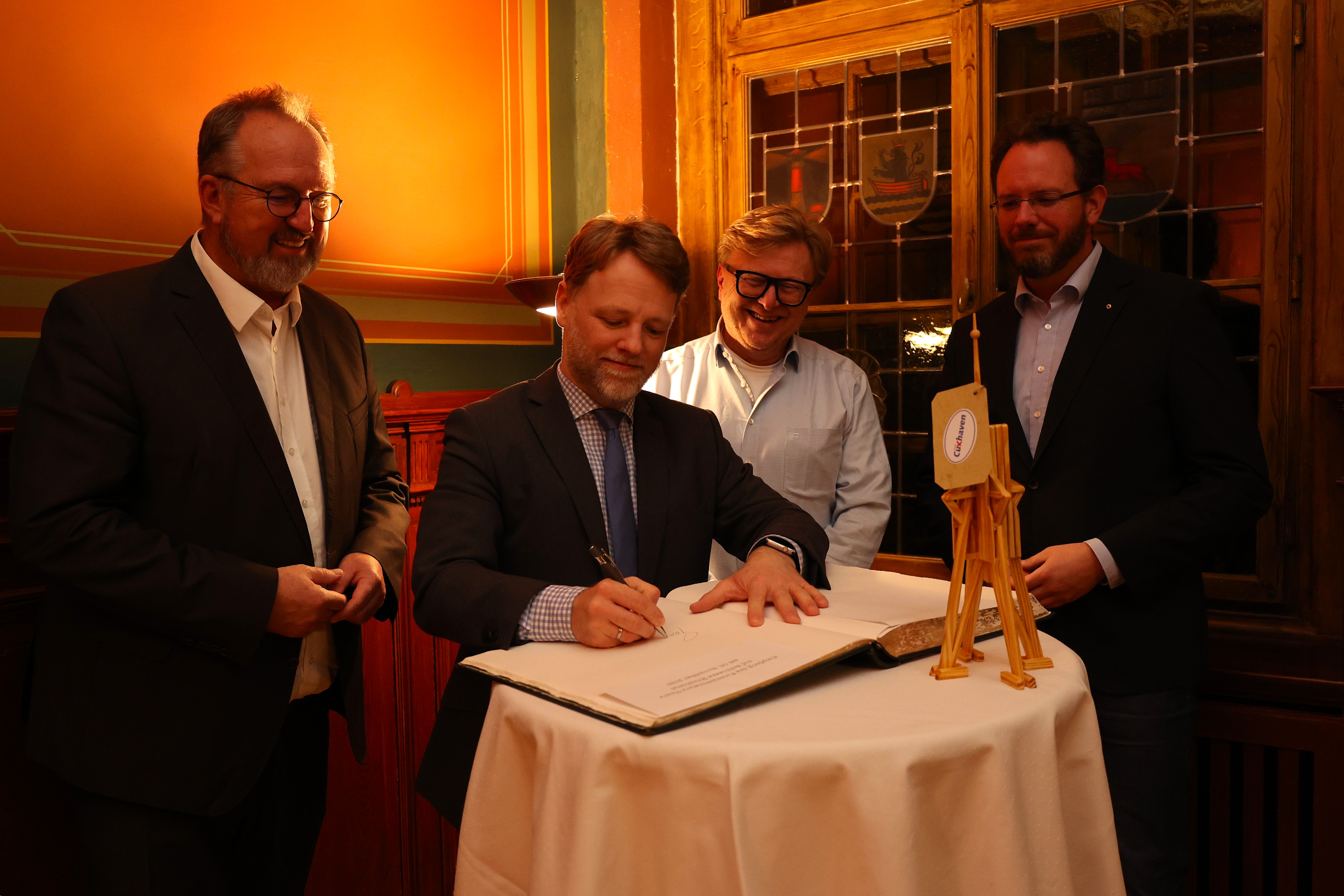 Niedersachsens Finanzminister Gerald Heere zu Besuch in Cuxhaven: Gespräche über Investitionen, Hafenentwicklung und Infrastruktur