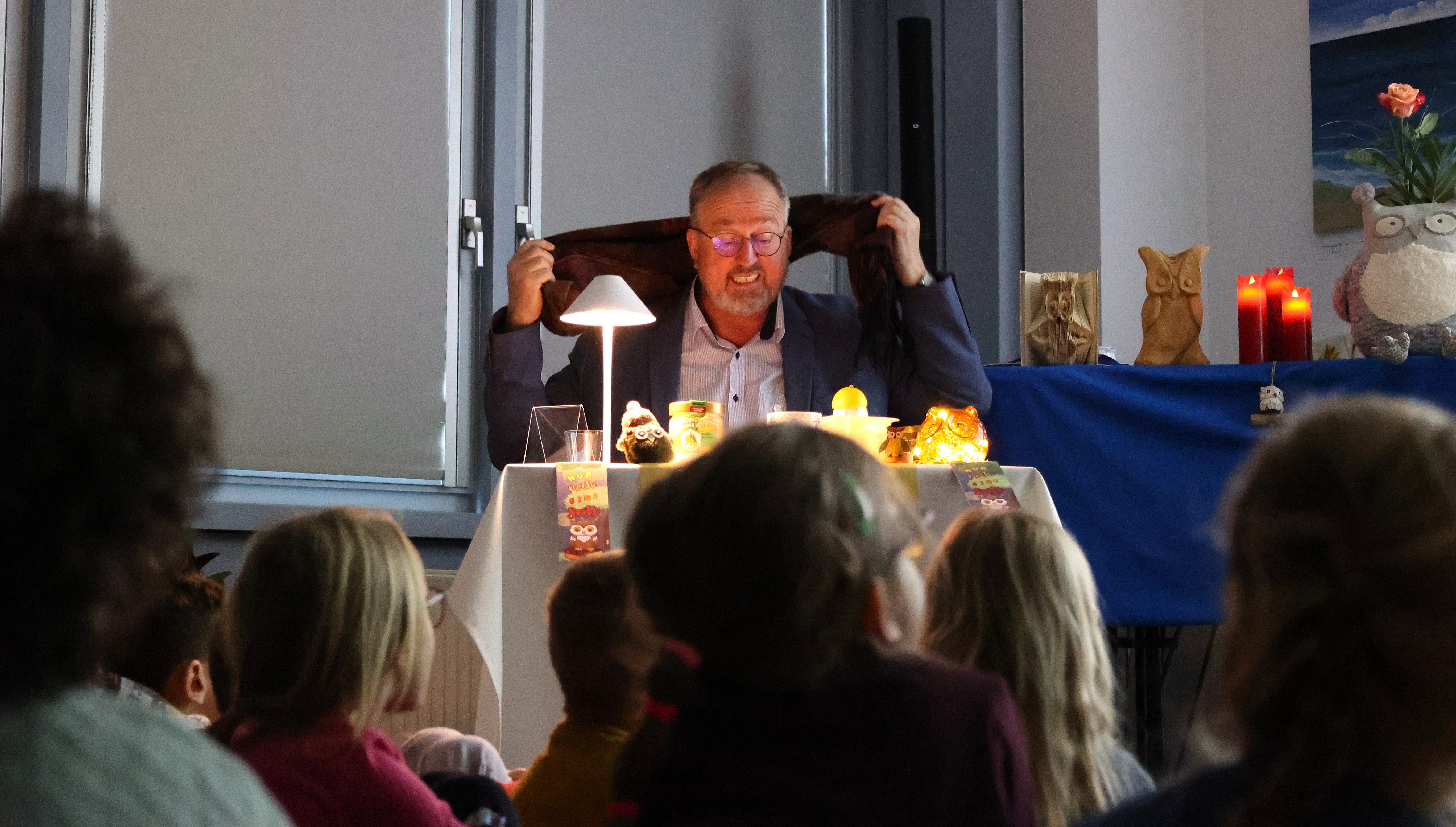 Bundesweiter Vorlesetag in Cuxhaven: Bilderbuchkino mit Oberbürgermeister „Uhuwe“ begeistert Kita-Kinder