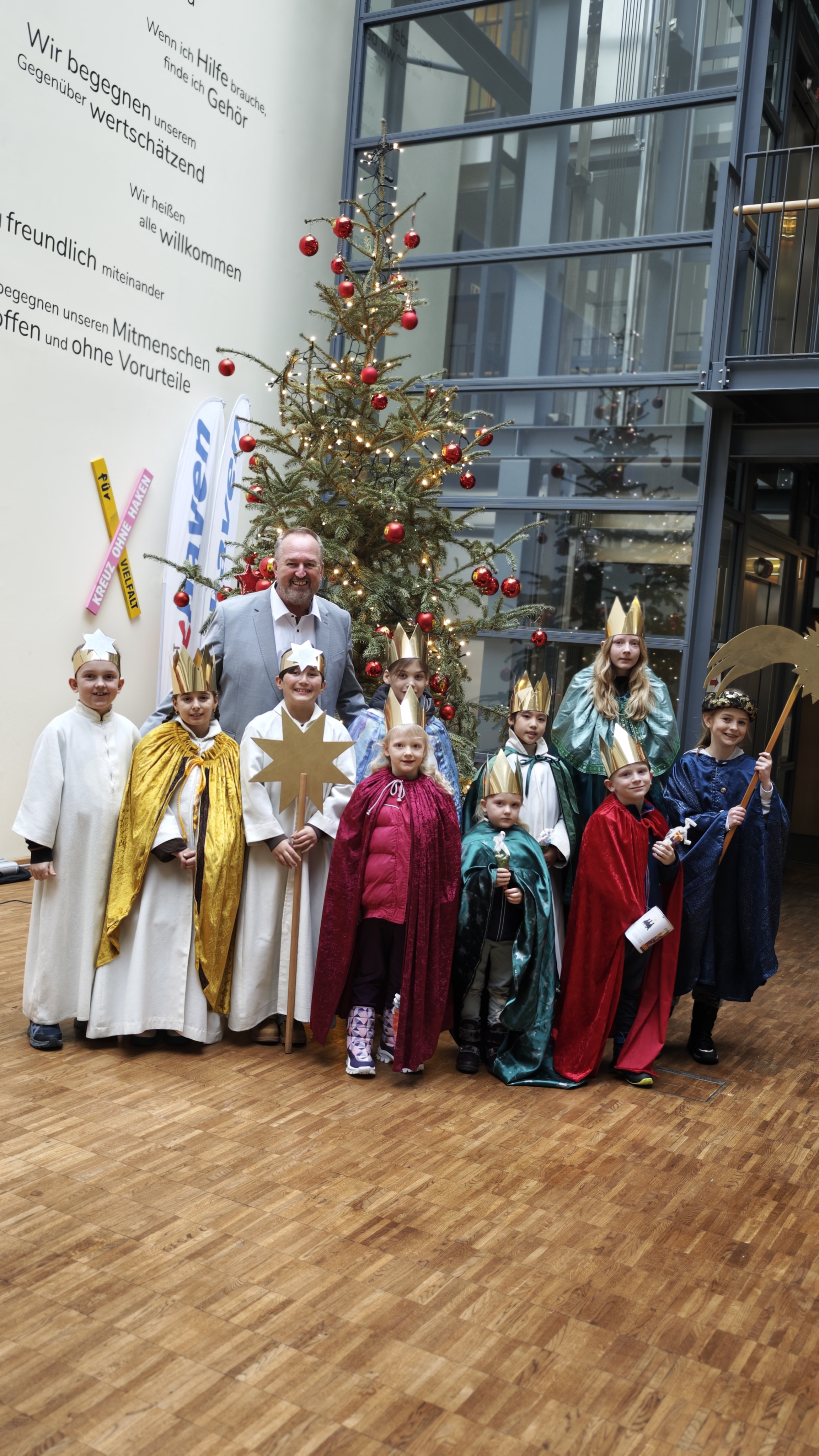 „Schule statt Fabrik“: Sternsinger bringen Segen ins Cuxhavener Rathaus