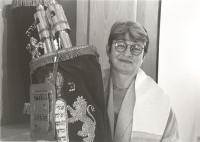 Rabbinerin Bea Wyler – die sich stets nur Rabbiner nannte – mit Tallit und Torarolle