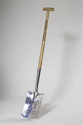 Spaten mit Gravur „Jüdische Akademie“, Replikat eines Spaten, wie er beim offiziellen Spatenstich für die Akademie 2021 benutzt wurde 