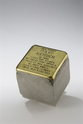 Stolperstein für Philipp Auerbach, Reproduktion, 2025STIFTUNG – SPUREN – Gunter Demnig, das Original ist im Hamburger Stadtteil Harvestehude verlegt.