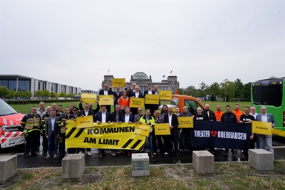 Fahrzeug-Kolonne rollt durch Berlin