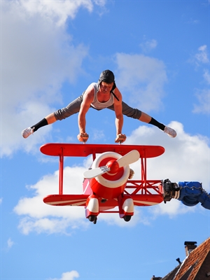 Circus trifft Mensch-Maschine: „Salto Robotale“ 