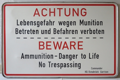 © „ACHTUNG Lebensgefahr / BEWARE Ammunition“ Schild vom ehem. britischen Truppenübungsplatz Achmer, 1990er Jahre © Museumsquartier Osnabrück