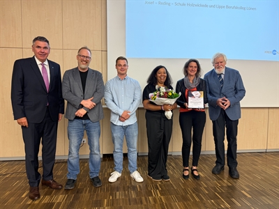 Demokratiepreis Gewinner: Schulübergreifendes Projekt „Vom Vorurteil zur Gewalt – Der NSU-Komplex als Lernort für Demokratie“ der Josef-Reding-Schule Holzwickede und dem Lippe BL Lünen Foto Max Rolke - Kreis Unna