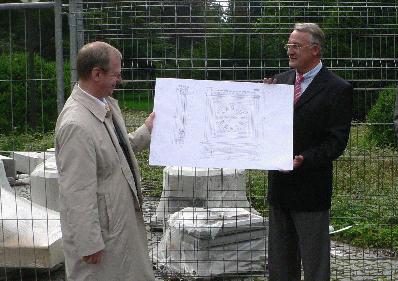 Bild Nummer #Medien_ID#, Bernhard Bramlage (links) und Brandkassen-Vertriebsvorstand Rainer Bagung (rechts) präsentieren den Entwurf der Turmuhr.