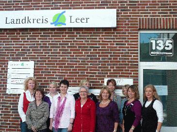 Bild Nummer #Medien_ID#, Alle Mitarbeiterinnen vor der neuen zentralen Anlaufstelle am Mühlenplatz in Leer