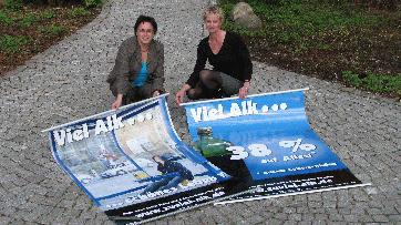 Bild Nummer #Medien_ID#, Angela Neerhut (l.), Beauftragte für Jugendsachen bei der Polizeiinspektion Leer/Emden, und Karin Frieling von der Kinder- und Jugendförderung des Landkreises Leer mit den neuen Plakaten der Aktion 
