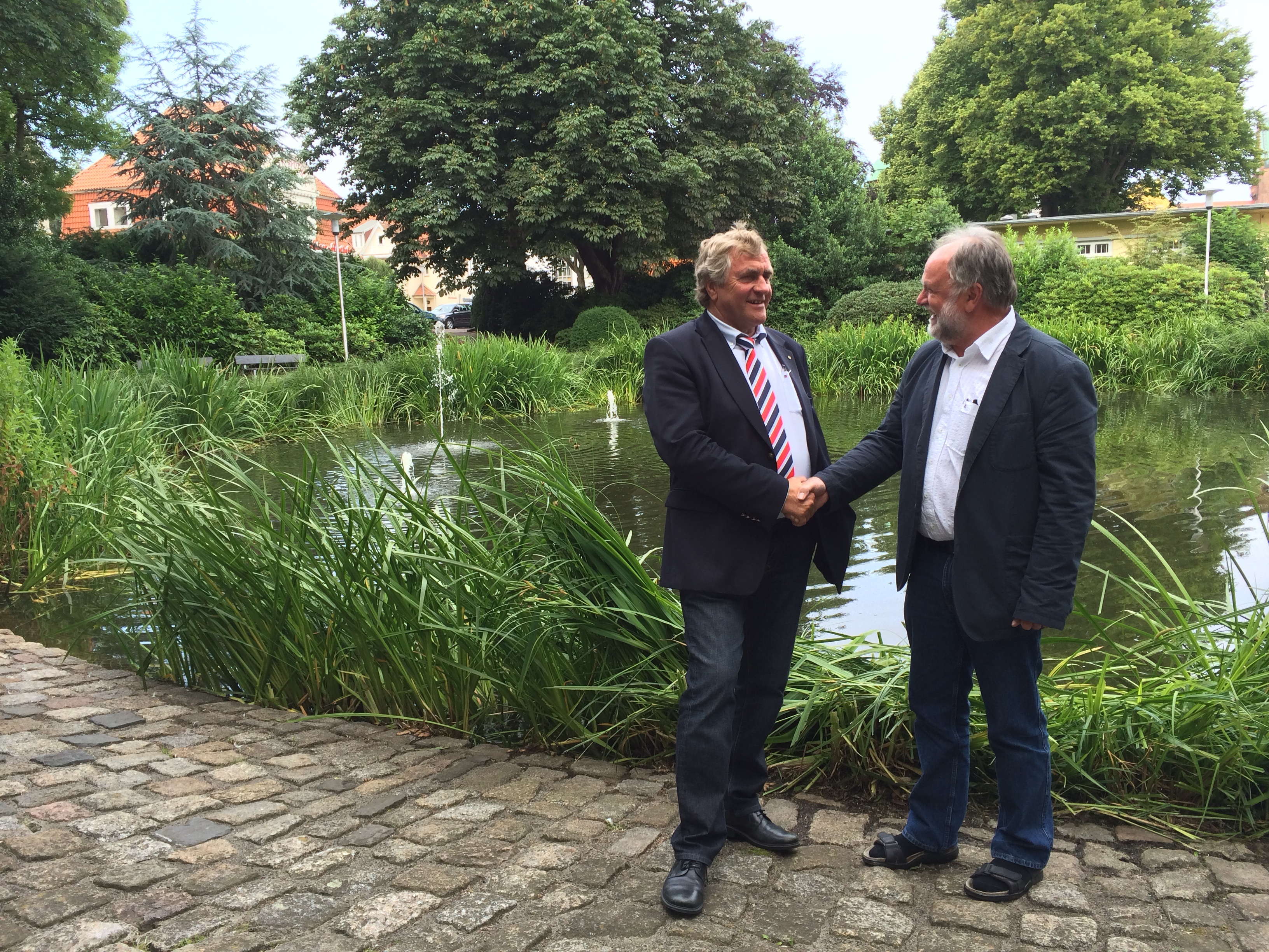 Die Fontänen sprudeln wieder - Durch die Spende von Dr. Ulrich Getsch sind die Wasserspiele am Lichtenbergplatz für ein weiteres Jahr gesichert