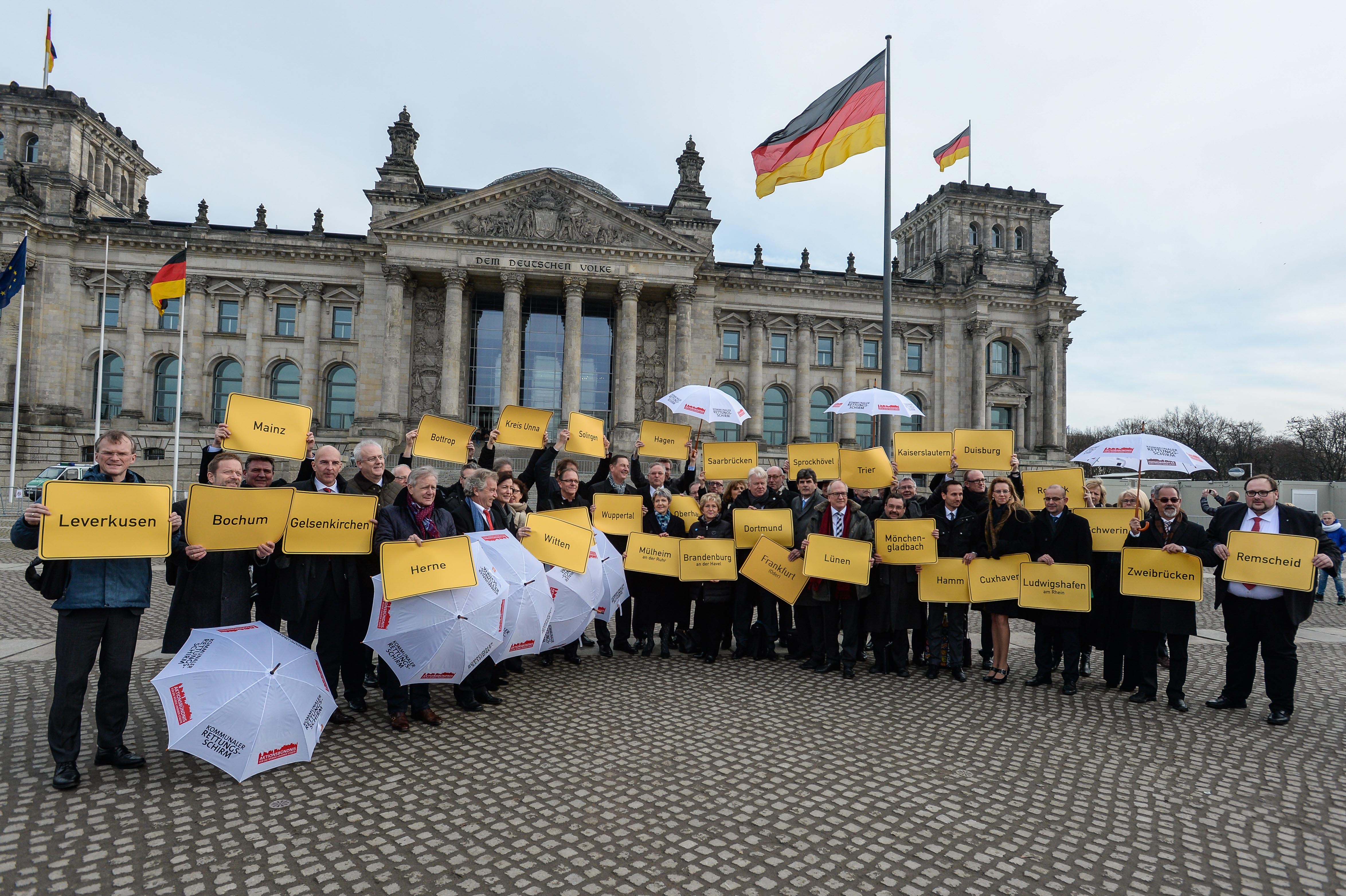 Aktionsbündnis ?Für die Würde unserer Städte? zeigen sich nach Gesprächen im Bundestag erwartungsvoll und kämpferisch - Cuxhaven als einzige niedersächsische Stadt vertreten