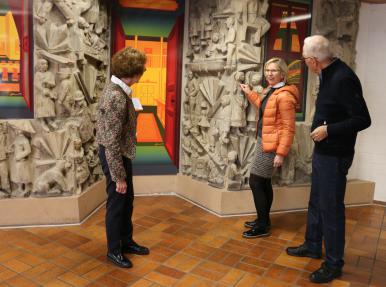 Monika Büttner, Susann Schröder und Erich Brenne vor dem Vocke-Relief