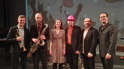 Konzertpädagogin Britta Grabitzky und ein Quintett um den Pianisten Matthias Klause-Gauster gestalten mit dem Jazzmärchen „Herman und Rosie“ das Familienkonzert am Jazzfestival-Sonntag. 
