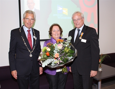 ©  - Im Oktober 2009 überreichte der damalige Bürgermeister von Winterswijk Thijs van Beem (links)  Gerd Wiesmann (im Bild mit Ehefrau Margret Wiesmann) für seine Verdienste um die niederländisch-deutsche Zusammenarbeit den Orden „Officier in de Orde van Oranje Nassau“, der ihm von Königin Beatrix verliehen wurde