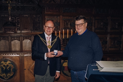 Peter Fischer-Baumeister (Bündnis 90/Die Grünen/GAL) (rechts), ehemaliger Bezirksbürgermeister von Münster-Mitte, erhielt von Oberbürgermeister Markus Lewe die Silberne Rathausgedenkmünze.