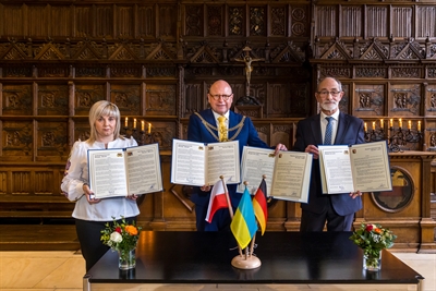 Halyna Yakubovych (v. l.), stellvertretende Bürgermeisterin von Winnyzja, Münsters Oberbürgermeister Markus Lewe und Jarosław Pakuła, Vorsitzender des Rates der Stadt Lublin, unterschrieben heute im Friedenssaal die Urkunden zur Partnerschaft der drei Städte.