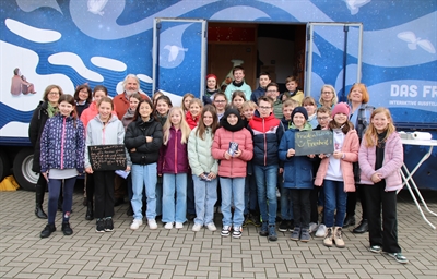 Elisabeth Büning, Leiterin des Fachbereichs Bildung, Schule, Kultur, Sport (hinten rechts), freute sich gemeinsam mit Jan Durk Tuinier von der Stidtung Vredeseducatie sowie Sandra Renzel, Anne Rolvering (hinten v. li.) und Cornelia Reichel (hinten, 2. v. re.) vom Bildungsbüro über den Besuch der Klasse 5c des Geschwister-Scholl-Gymnasiums im Friedenslabor.
