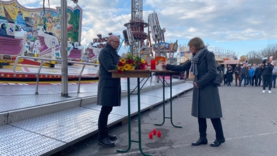 Oberbürgermeister Markus Lewe und seine Ehefrau Maria legten am Tatort auf dem Send am Sonntagnachmittag ein Blumengebinde nieder und zündeten eine Kerze an.