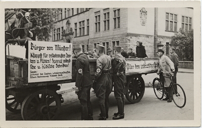 Im Mai 1933 wurden Werke von Autorinnen und Autoren, die die Nationalsozialisten als „undeutsch“ verunglimpften, vor dem Fürstenberghaus gesammelt.