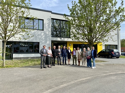 Die Freude über den Erweiterungsbau an der Carl-Sonnenschein-Schule ist groß bei Vertreterinnen und Vertretern vom Planungsbüro Bramey sowie aus Verwaltung, dem Bau- und Straßenausschuss, dem Schul- und Sportausschuss als auch der Kreistagsfraktionen. Foto: Hannah Heyn / Märkischer Kreis